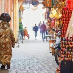 سيدة تتجول في ممر بسوق شعبي