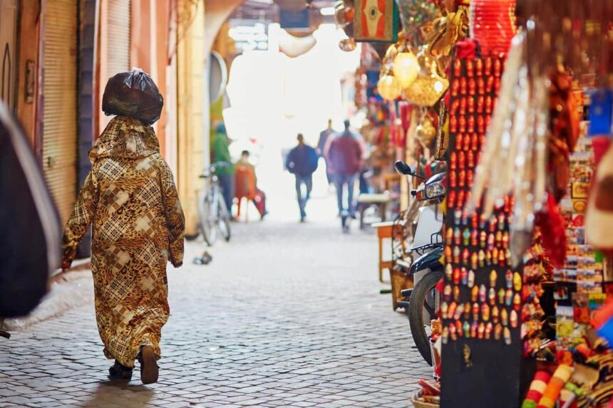سيدة تتجول في ممر بسوق شعبي