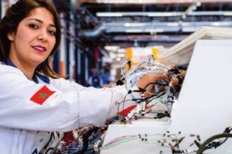 امرأة بزي طبي أبيض أمام شبكة حاسوب.