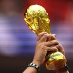 كأس العالم، مجسم ذهبي، أيادي تحمل الكأس.