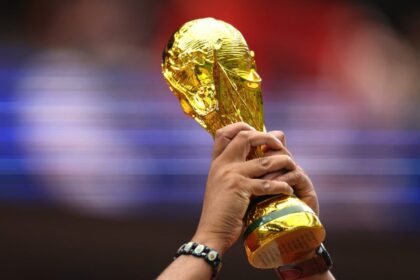 كأس العالم، مجسم ذهبي، أيادي تحمل الكأس.