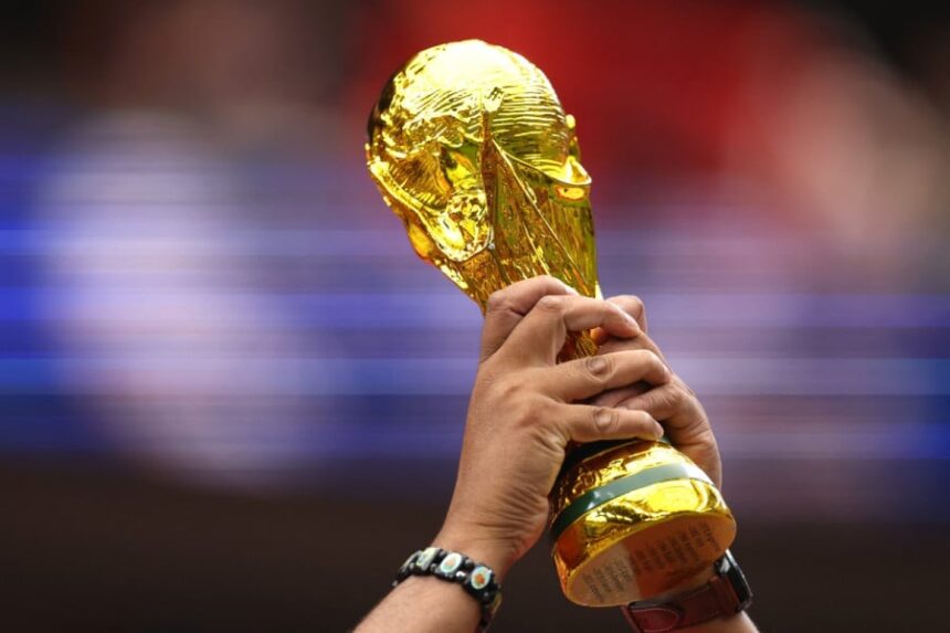 كأس العالم، مجسم ذهبي، أيادي تحمل الكأس.