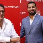 الرئيس الجديد للوداد إبراهيم العسري يصافح رجلاً آخر