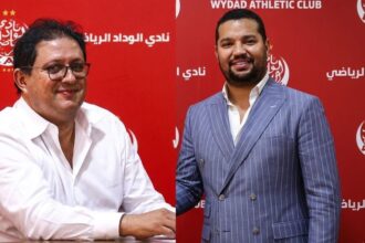 الرئيس الجديد للوداد إبراهيم العسري يصافح رجلاً آخر