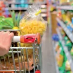 مكرونة صفراء داخل عربة تسوق.