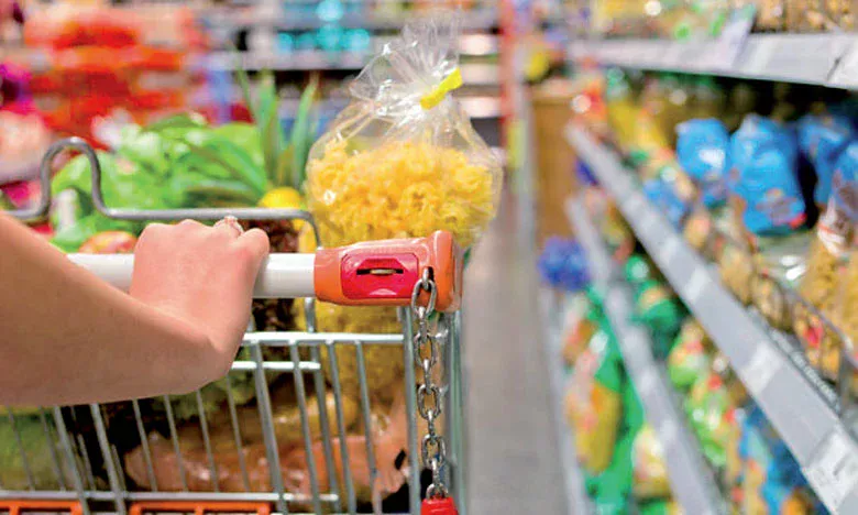 مكرونة صفراء داخل عربة تسوق.