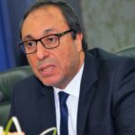 شاب يرتدي بدلة يتحدث في اجتماع.