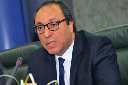 شاب يرتدي بدلة يتحدث في اجتماع.