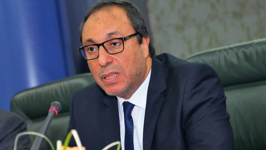 شاب يرتدي بدلة يتحدث في اجتماع.