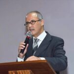 رجل يلقي كلمة من على منصة