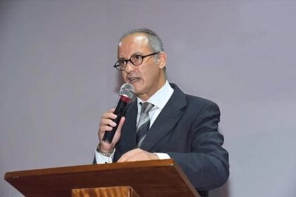 رجل يلقي كلمة من على منصة