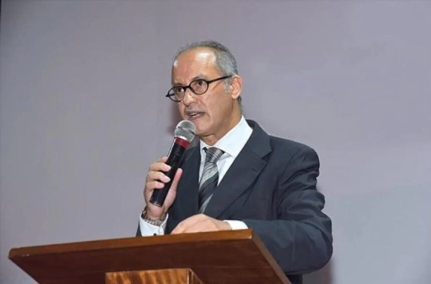 رجل يلقي كلمة من على منصة