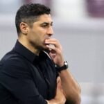 يوسف السفري يضع يديه على فمه