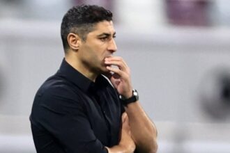 يوسف السفري يضع يديه على فمه