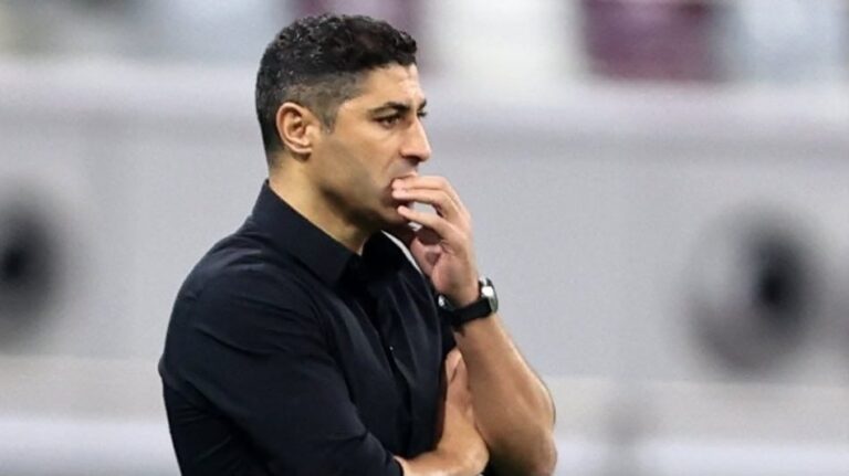 يوسف السفري يضع يديه على فمه