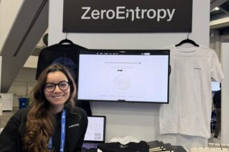 غيثة العلمي تترأس اجتماعا أمام شعار ZeroEntropy