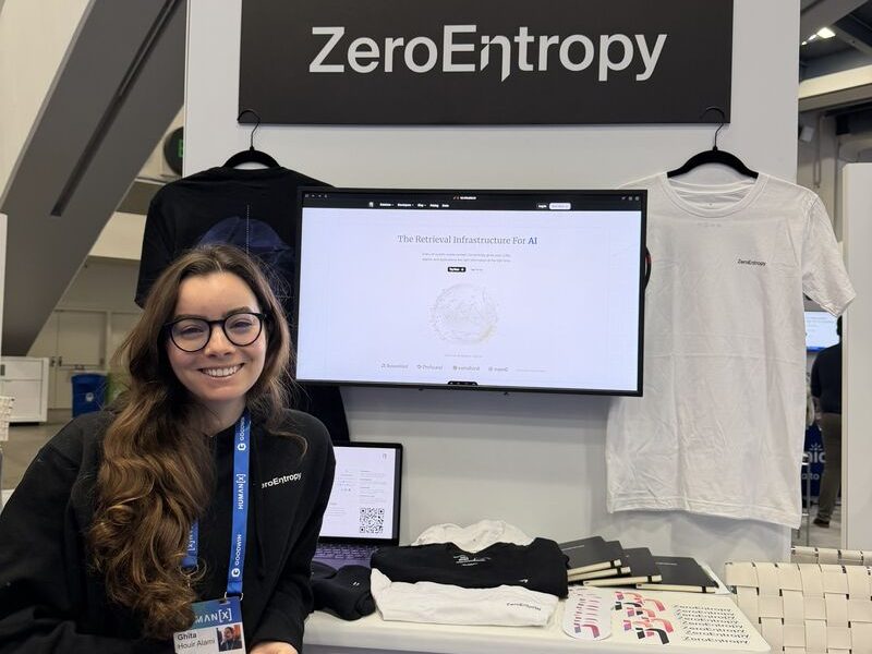 غيثة العلمي تترأس اجتماعا أمام شعار ZeroEntropy