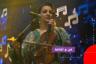 فنانة تعزف على الكمان وتغني على خشبة المسرح