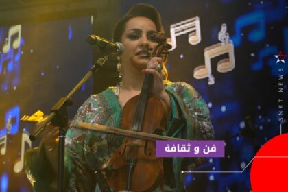 فنانة تعزف على الكمان وتغني على خشبة المسرح