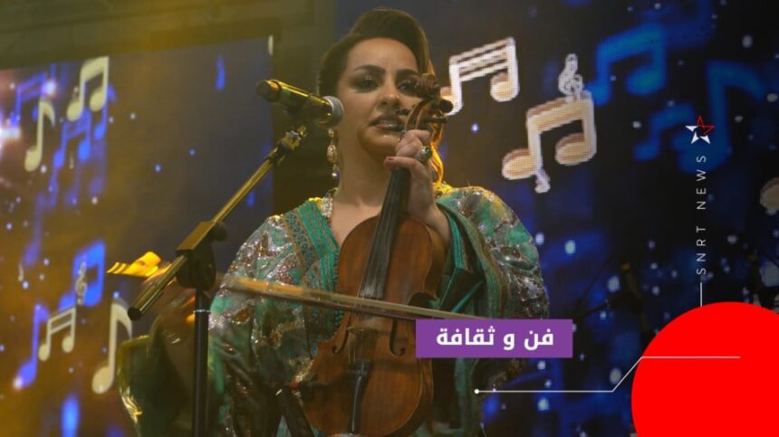 فنانة تعزف على الكمان وتغني على خشبة المسرح