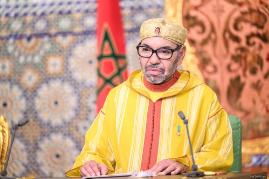رئيس إفريقي يتحدث في ميكروفون بقاعة أنيقة