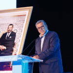 أخنوش يلقي خطاباً من منصة أمام الحضور.
