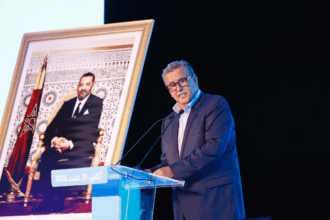 أخنوش يلقي خطاباً من منصة أمام الحضور.
