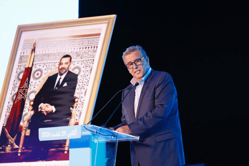أخنوش يلقي خطاباً من منصة أمام الحضور.