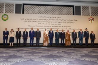 مسؤولون خلال اجتماع وزاري لدعم القدس في عمان.