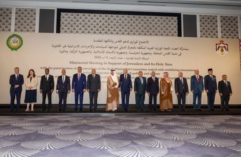 مسؤولون خلال اجتماع وزاري لدعم القدس في عمان.