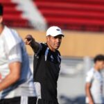 الحسين عموتة يدرب لاعبي الأهلي في الملعب