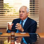 أنس الصفريوي يتحدث في اجتماع عمل