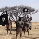 جنود يرتدون الزي العسكري في الصحراء لمكافحة الإرهاب