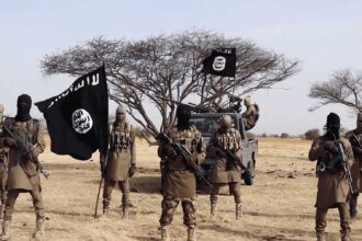 جنود يرتدون الزي العسكري في الصحراء لمكافحة الإرهاب