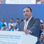 مواطن عربي يلقي خطابًا بحماس