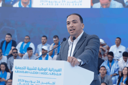 مواطن عربي يلقي خطابًا بحماس