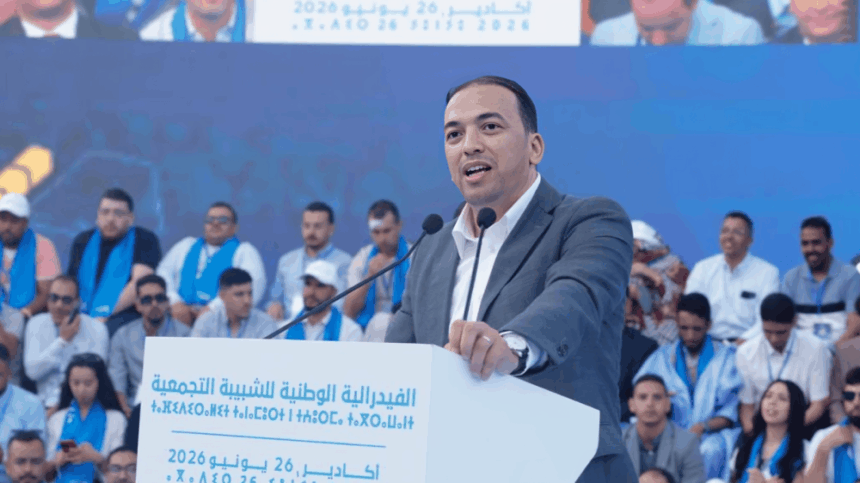 مواطن عربي يلقي خطابًا بحماس