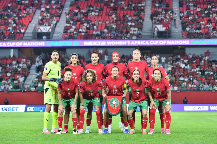 منتخب المغرب لكرة القدم النسوية يلتف في صورة جماعية.