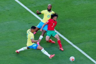 أيوب بوعدي لاعب مانشستر سيتي بقميص عليه الرقم 25.