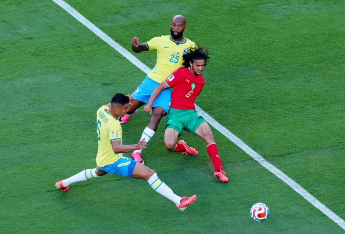 أيوب بوعدي لاعب مانشستر سيتي بقميص عليه الرقم 25.