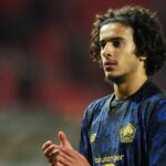 لاعب كرة قدم مغربي شاب يرتدي قميصاً رياضياً أزرق.