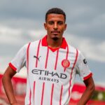 عز الدين أوناحي لاعب كرة قدم يرتدي زي جيرونا