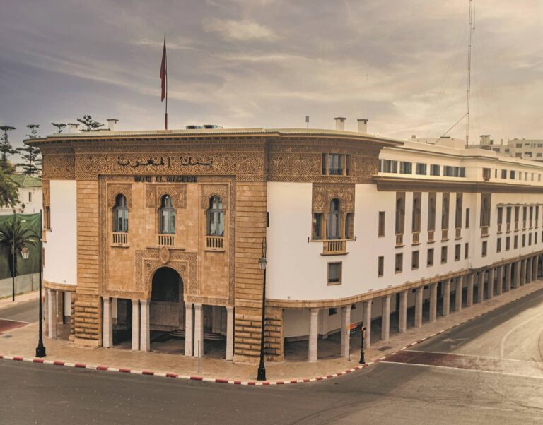 مبنى بنك المغرب العريق في الرباط من منظور جوي.