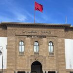 مبنى بنك المغرب وعلم أحمر