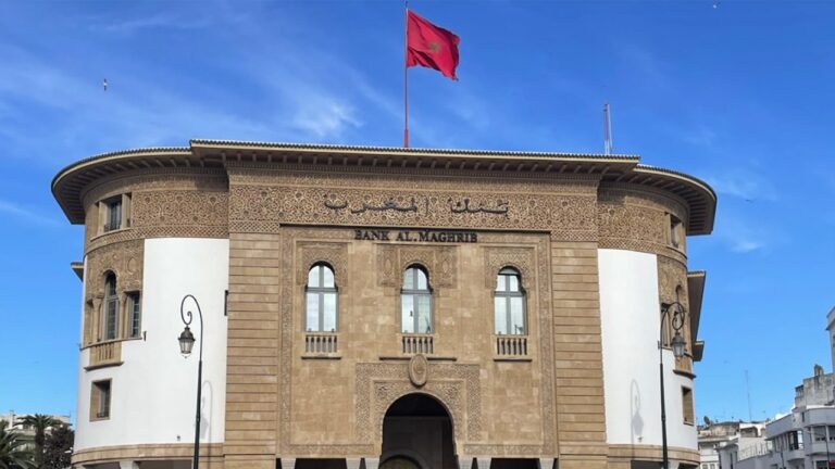 مبنى بنك المغرب وعلم أحمر