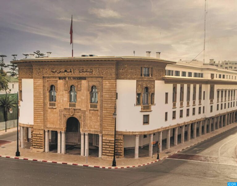 مبنى بنكي كبير يرمز للاقتصاد والمال.