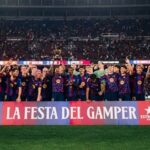 لاعبو برشلونة يحتفلون بلقب كأس جوان غامبر
