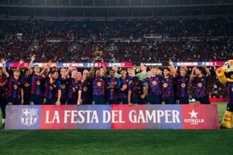 لاعبو برشلونة يحتفلون بلقب كأس جوان غامبر