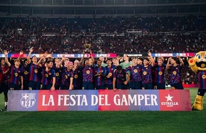 لاعبو برشلونة يحتفلون بلقب كأس جوان غامبر