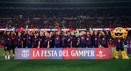 لاعبو برشلونة يحتفلون بلقب كأس جوان غامبر